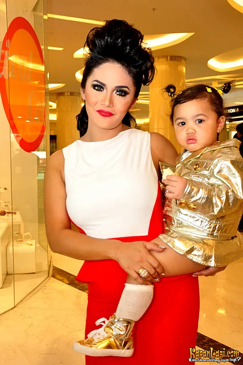 Krisdayanti rayakan Lebaran di Korea Selatan.