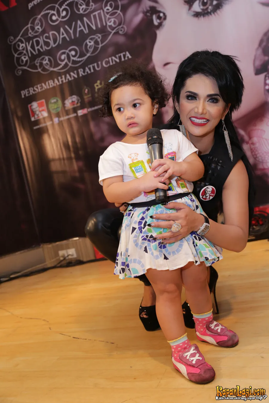 Krisdayanti dibantu baby sitter untuk mengurus anak-anaknya.