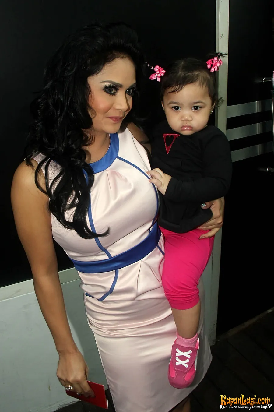 Krisdayanti mengunjungi Ashanty bersama Amora.