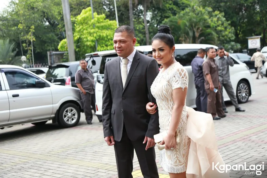 Sang suami hadir dengan tampilan yang sangat business person © kapanlagi.com/Agus Apriyanto