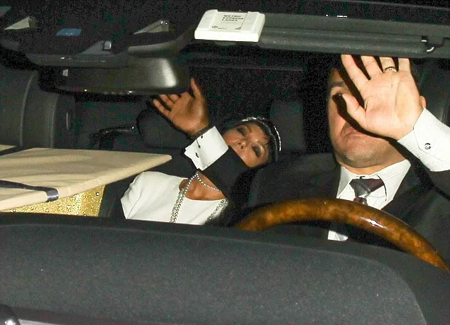 Kris Jenner jatuh pingsan © Splashnews.com