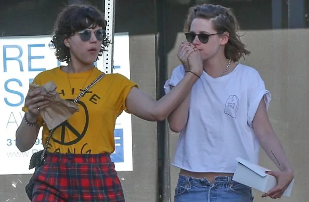 Kristen mencium tangan SoKo di jalanan kala mereka di Los Angeles, AS ©fameflynet