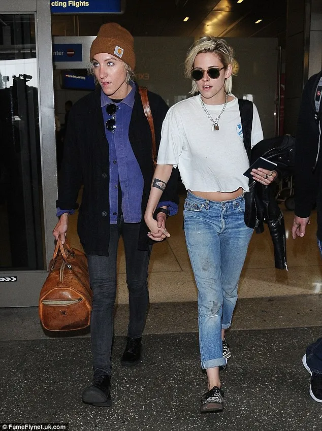 Kristen dan Alicia gandengan di bandara ©fameflynet/dailymail