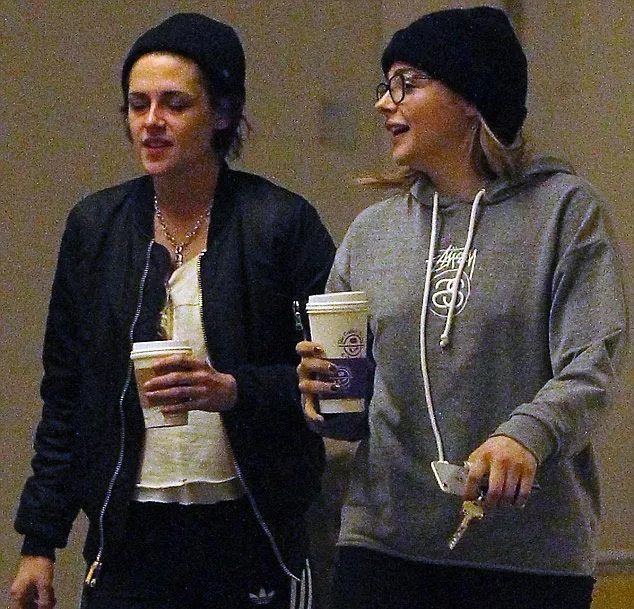 Kristen dan Chloe tertangkap kamera hang out bareng © Fameflynet via dailymail.co.uk