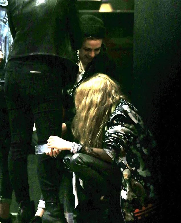 Kristen Stewart dan Stella tertangkap kamera bareng lagi © fameflynet via dailymail.co.uk