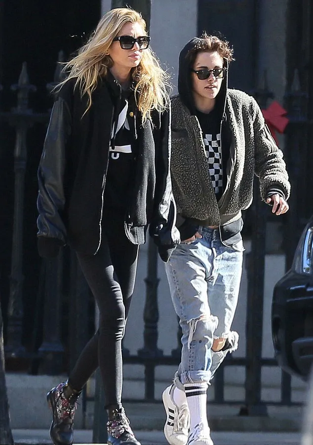 Stella dan Kristen terus bersama © Famefleynet via Dailymail.co.uk