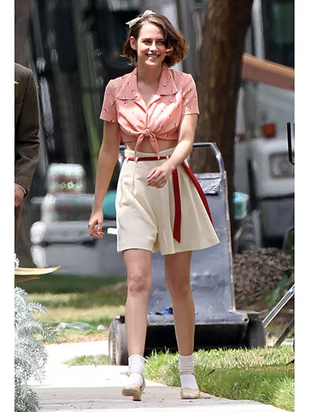 Kristen Stewart pakai baju pink © Splashnews.com