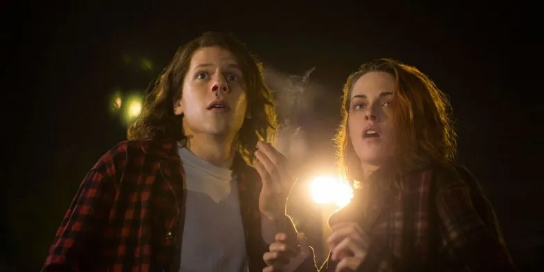 Jesse dan Kristen di ADVENTURELAND © Lionsgate