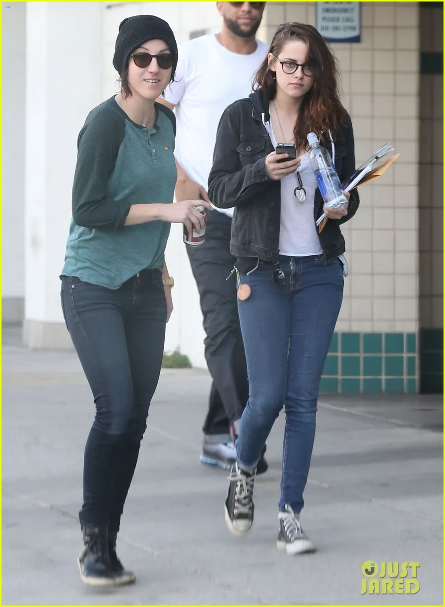 Kristen Stewart dan sahabatnya terlihat sedang berada di perpustakaan @justjared.com