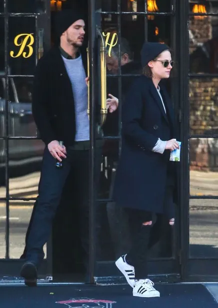 Nicholas dan K-Stew ketahuan keluar dari hotel © radaronline.com/fameflynet