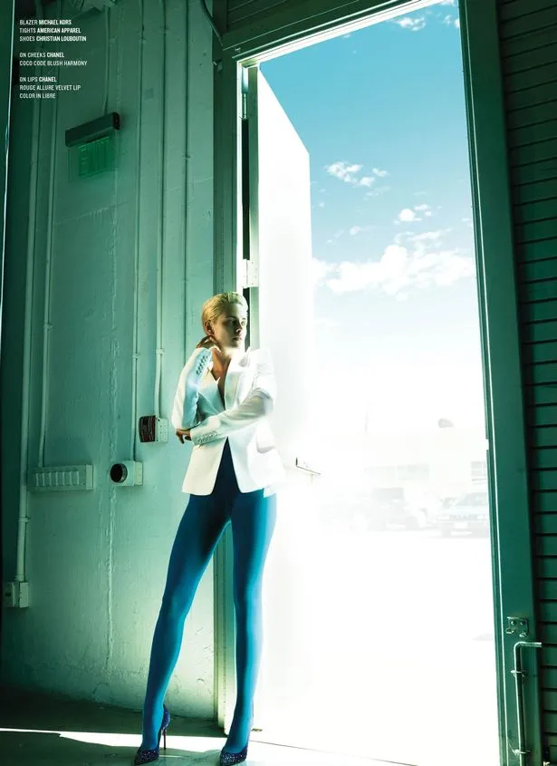 Kristen mengenakan outfit cool dan terlihat cocok dengannya © V Magazine