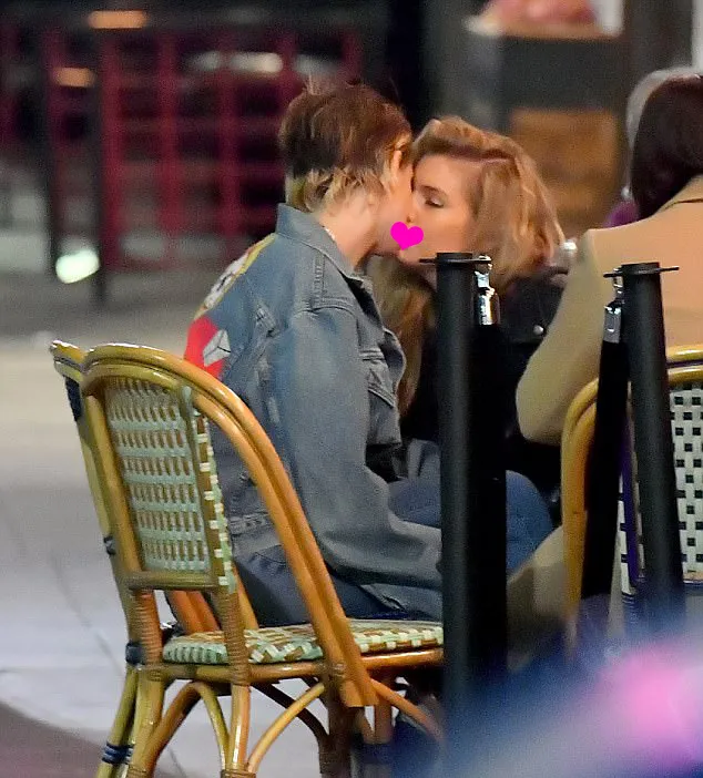 Kristen dan Stella ciuman di depan publik © dailymail.co.uk
