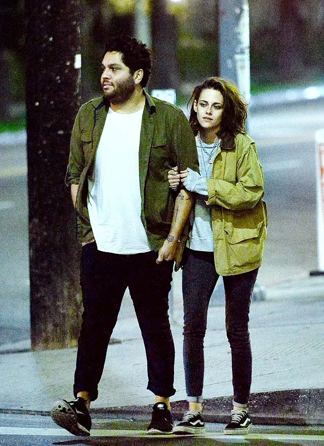 Kristen gandeng teman prianya © Splashnews via dailymail.co.uk