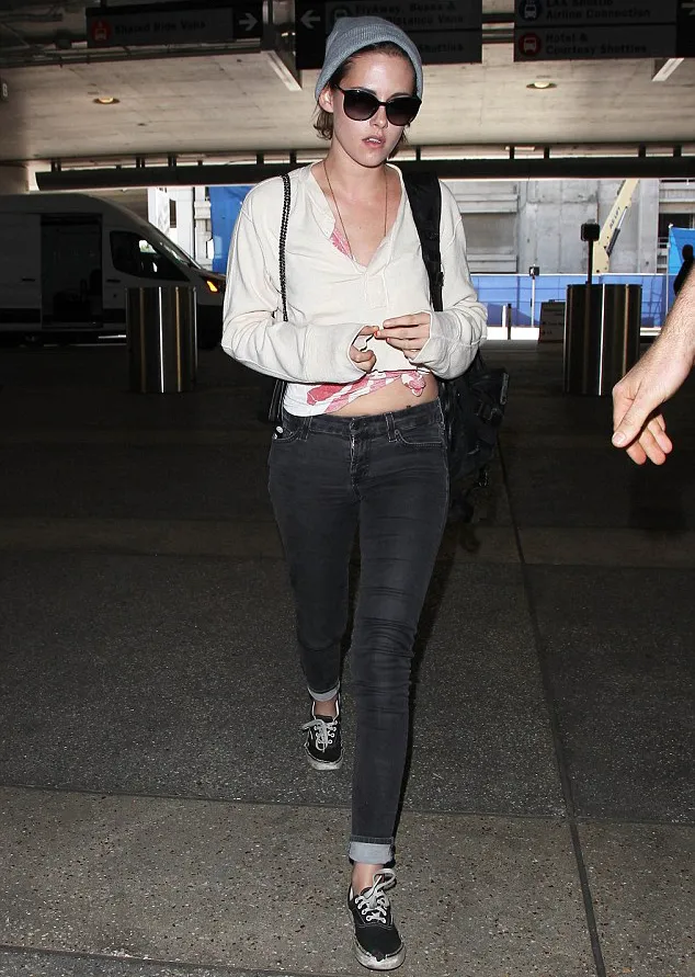 Gaya keren Kristen ketika di bandara ©fameflynet.com