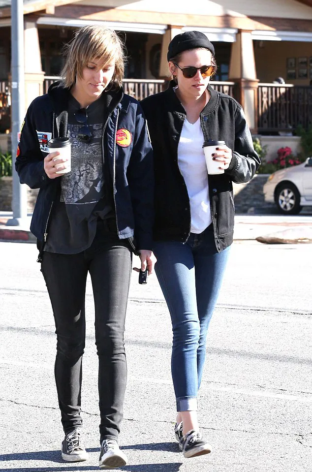 Kristen dan Alicia hanya teman dekat @ dailymail.co.uk