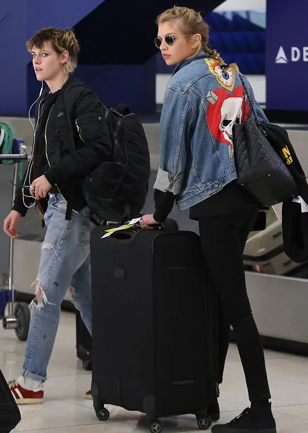 Kristen dan Stella tertangkap muncul di bandara © Splashnews/dailymail.co.uk