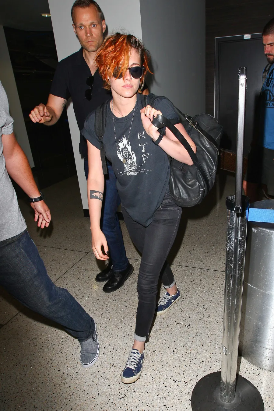 Kristen tetap keren dengan dandanan lusuh seperti ini @ splashnews.com