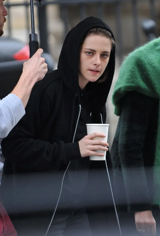 Kristen tampak lelah saat muncul tanpa make up © dailymail.co.uk