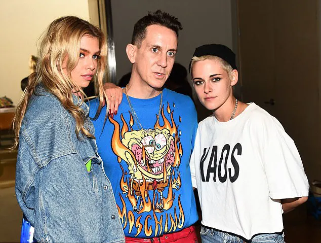 Kristen bahkan sempat ikut berpose bersama Jeremy Scott © Shutterstock/dailymail.co.uk