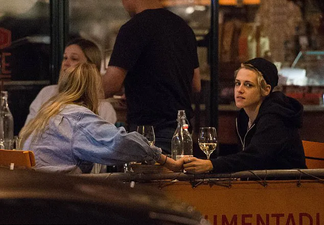 Kristen pegang tangan Stella saat dinner © Splashnews/dailymail.co.uk