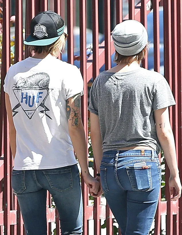 Gandengan mesra, inikah bukti Kristen penyuka sesama jenis? @ dailymail.co.uk
