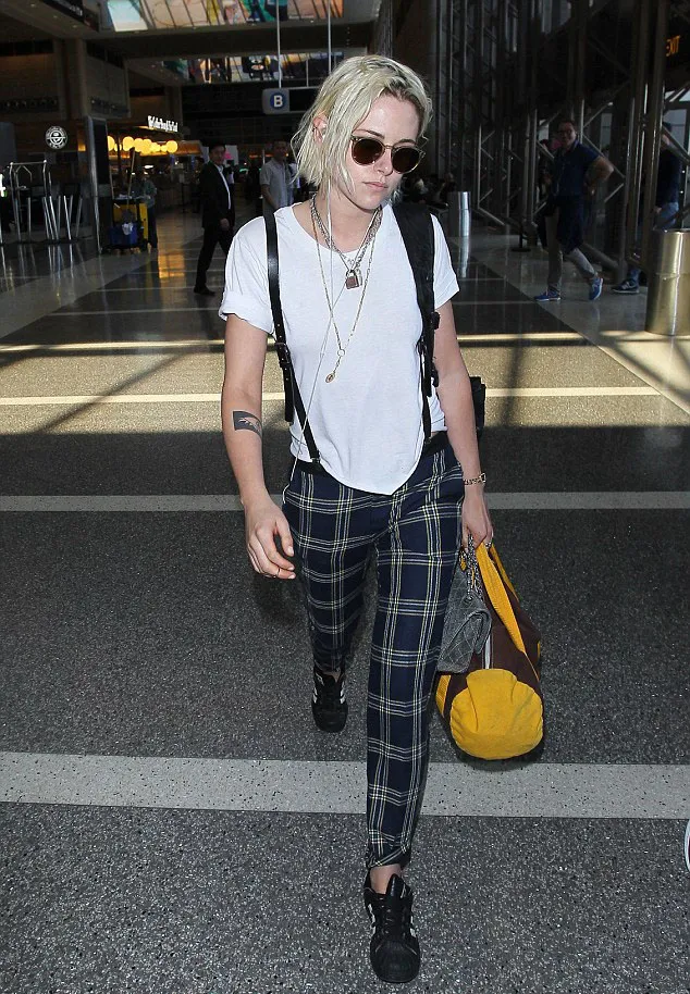 Kristen sendiri tanpa SoKo, benar putus? © dailymail.co.uk