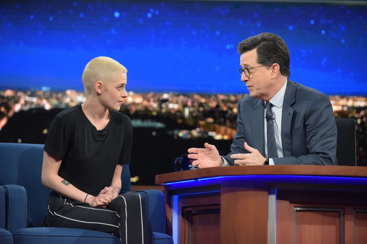 Tak lagi bisa menata rambutnya, Kristen hanya mampu meraba kepalanya © CBS