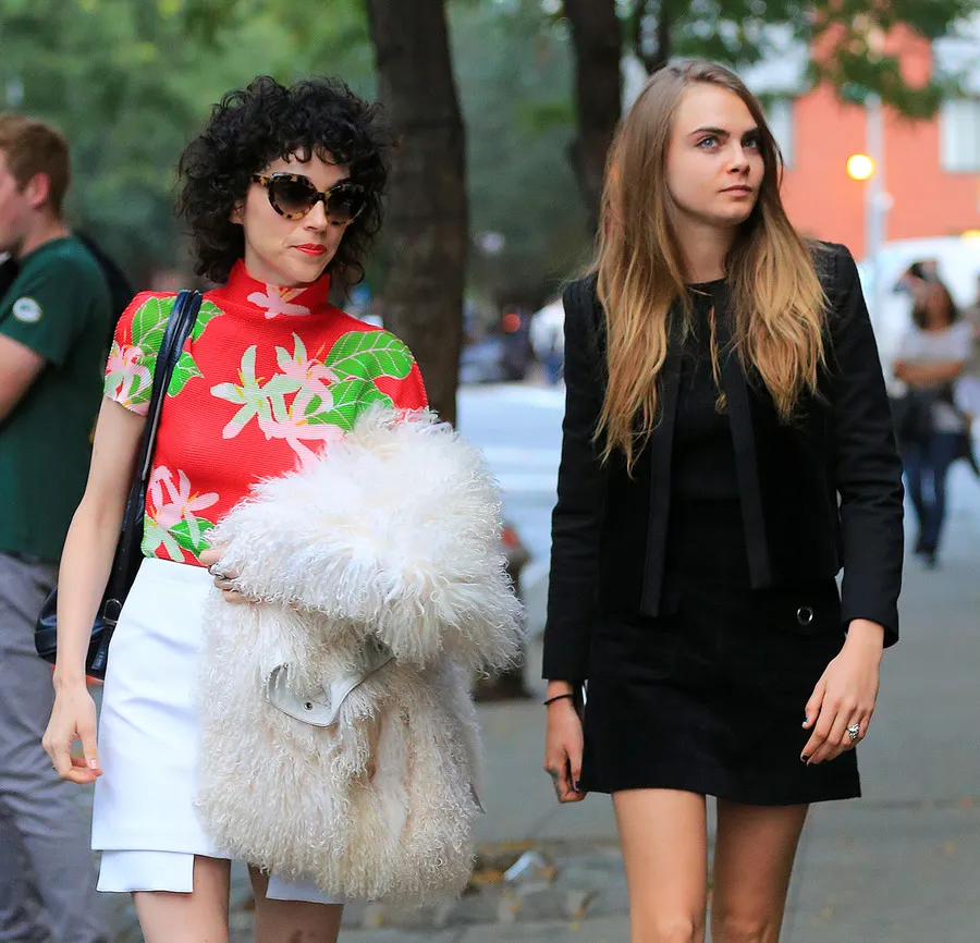 Putus dari Cara, St Vincent jatuh ke pelukan Kristen © Splashnews