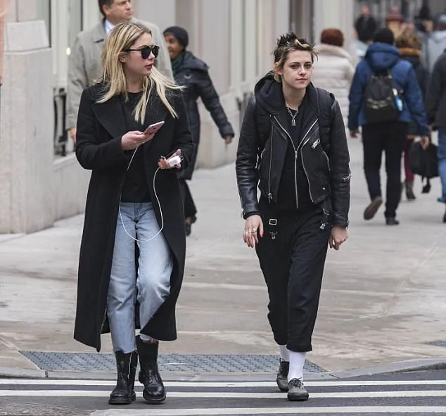 Kristen hangout bareng Ashley. Credit: dailymail.co.uk