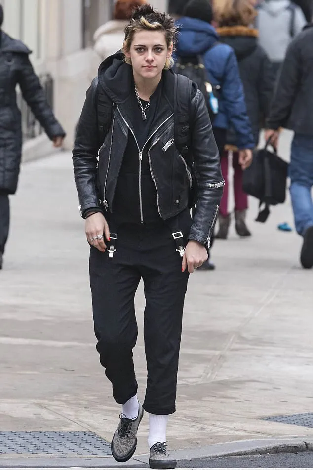 Wajah polos tanpa makeup dan rambut berantakan, Kristen makin mirip pria. Credit: dailymail.co.uk