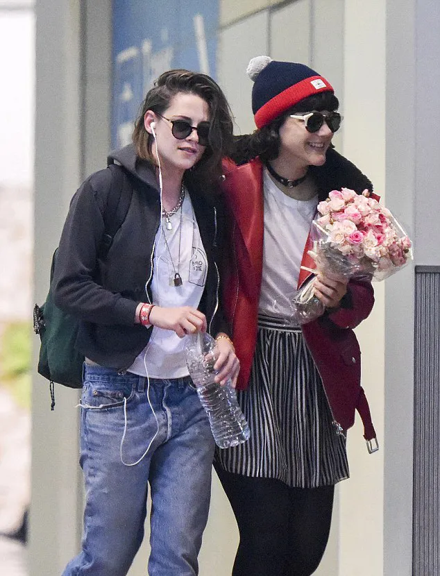 Sambutan manis dan mesra dari SoKo untuk Kristen © dailymail.co.uk