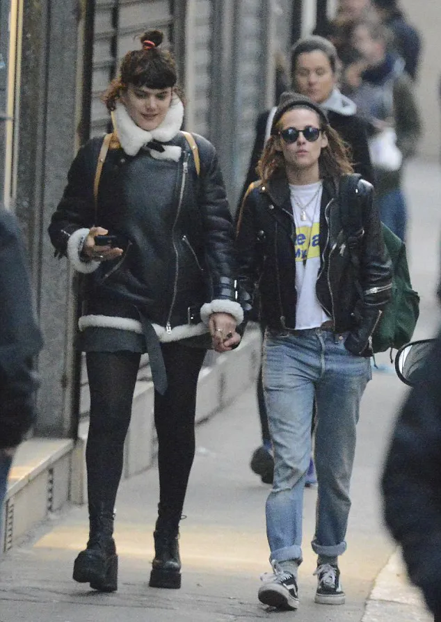 Kristen gandengan mesra, bukti pacaran? © dailymail.co.uk