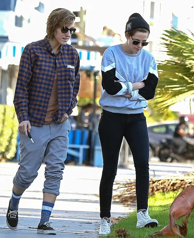 Kristen dan Alicia @ dailymail.co.uk