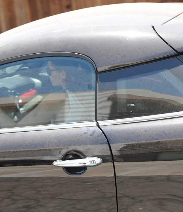 Nggak sempat cuci mobil ya K-Stew? @ splashnews.com
