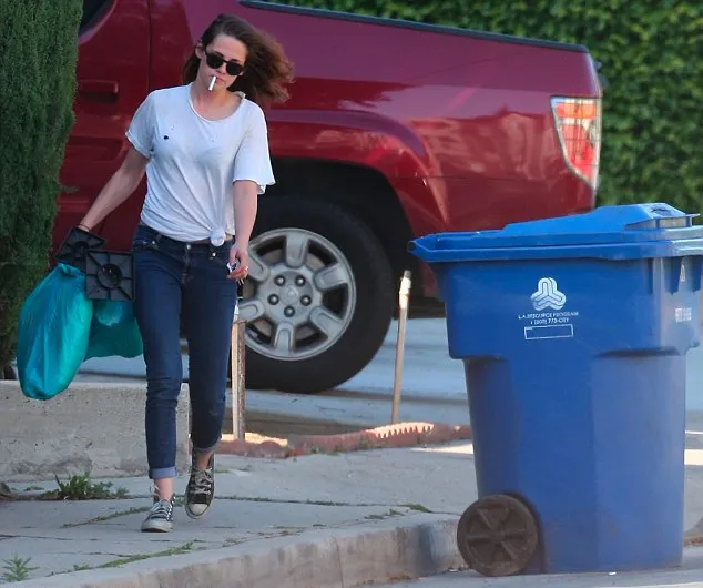 Kristen Stewart bahkan tetap cool saat membuang sampah @ dailymail.co.uk