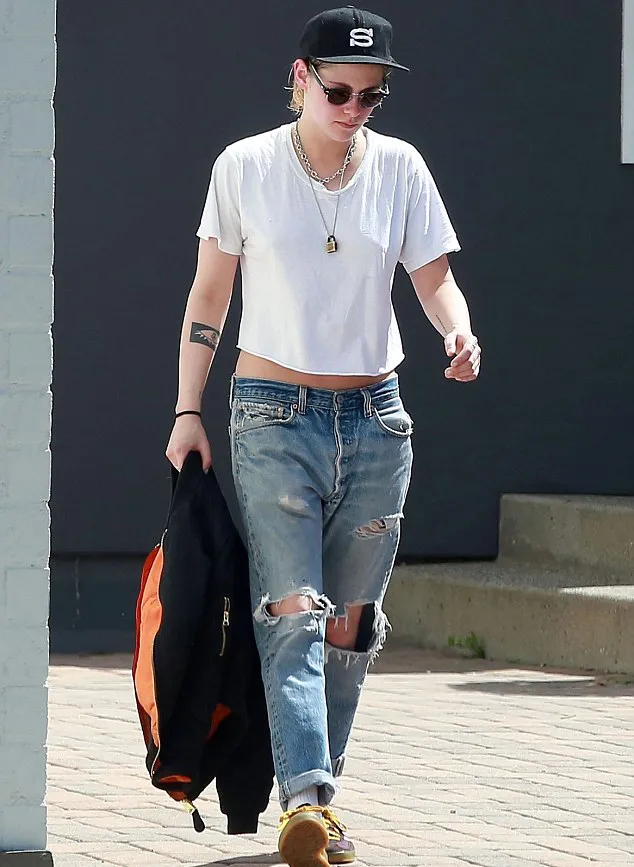 Kristen lagi-lagi muncul dengan memakai cropped t-shirt favoritnya © dailymail.co.uk