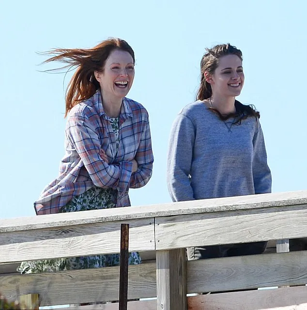 Julianne Moore dan Kristen Stewart @ dailymail.co.uk