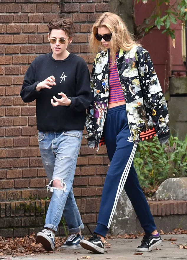 Kristen dan Stella pacaran © dailymail.co.uk