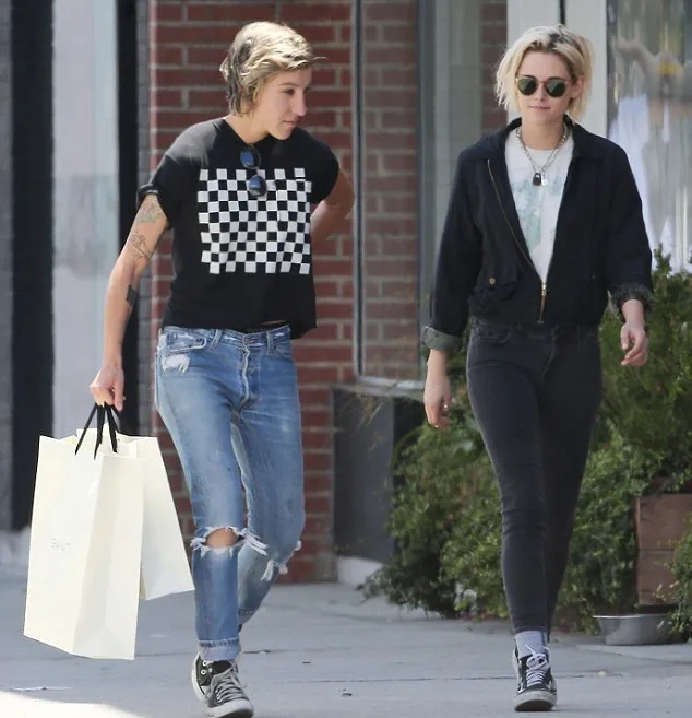 Alicia dan Kristen shopping bareng © FameFlynet/dailymail.co.uk