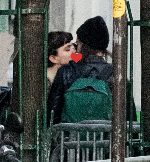 Kristen Stewart dan Soko saat berciuman di jalanan Paris. ©GC Images via dailymail.co.kr
