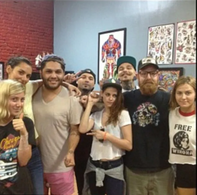 Kristen Stewart dan para pembuat tato @ dailymail.co.uk