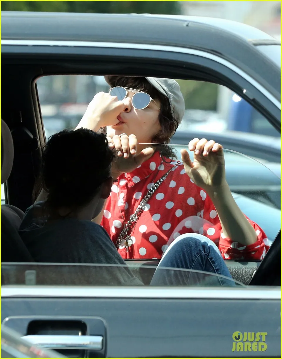 Momen intim di antara Kristen dan SoKo © justjared.com