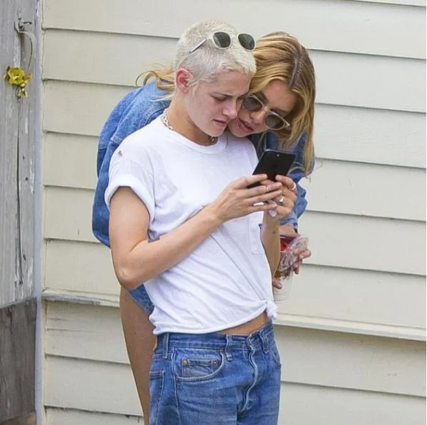 Kristen dan Stella kerap pamer PDA di depan umum © Observer
