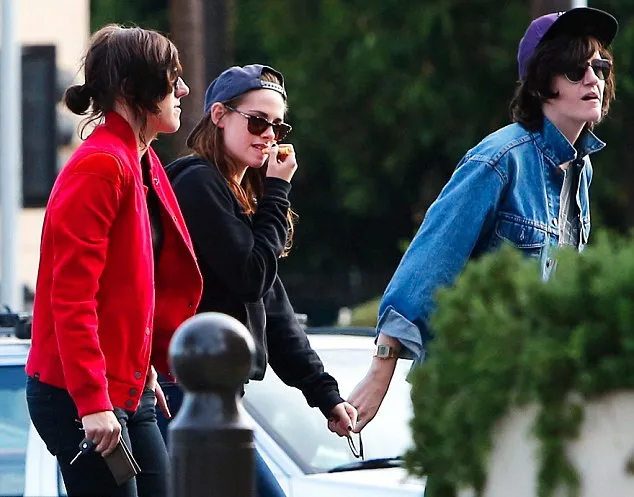 Kristen Stewart dan rekan androgini-nya @ dailymail.co.uk
