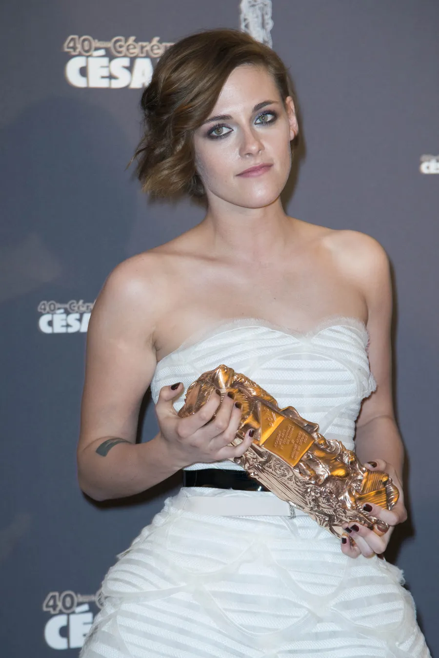 Kristen dan piala Cesar-nya @ Splashnews.com