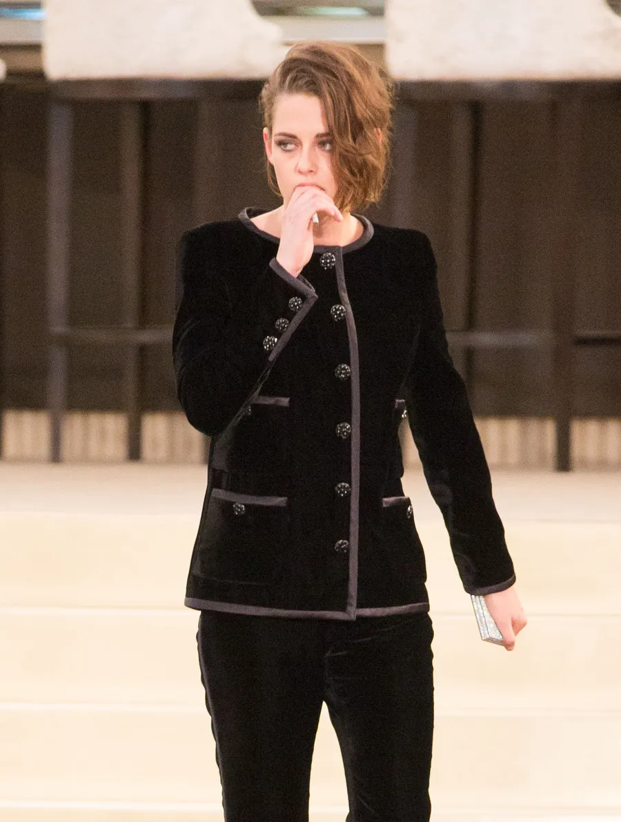Kristen Stewart tampil dengan rambut berantakan © Fameflynet