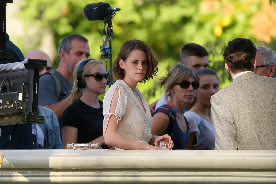 Kristen Stewart saat syuting film Woody Allen, makin laris aja © splashnews.com