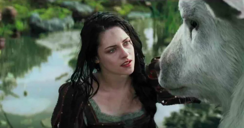 Kristen Stewart sebagai Snow White