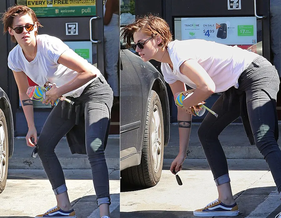 Gaya aneh Kristen saat kenakan skinny jeans @dailymail