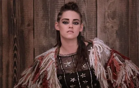 Aura kecantikan yang misterius, unik, gimbal, dan artistik dari seorang Kristen Stewart @ dailymail.co.uk